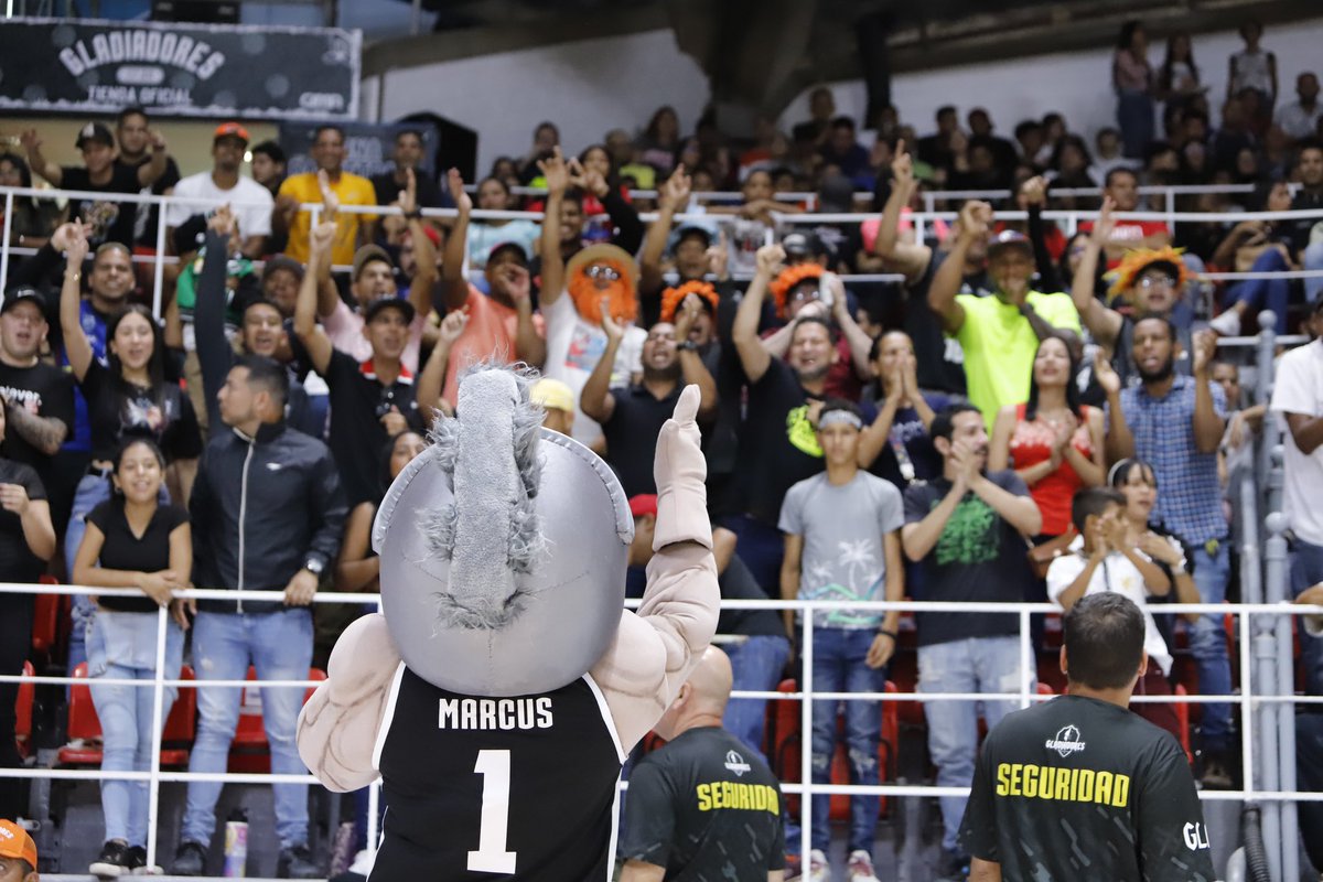 gladiadoresbbc's tweet photo. Un abarrotado gimnasio Luis Ramos disfrutó de un gran espectáculo brindado por nuestro equipo🛡️⚔️

📸 @samiraponteve 

#ArmaduraAnzoatiguense #Gladiadores #Baloncesto #Anzoategui https://t.co/89dhAywV6h