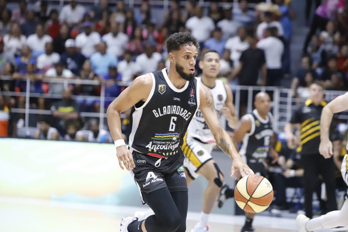gladiadoresbbc's tweet photo. Un abarrotado gimnasio Luis Ramos disfrutó de un gran espectáculo brindado por nuestro equipo🛡️⚔️

📸 @samiraponteve 

#ArmaduraAnzoatiguense #Gladiadores #Baloncesto #Anzoategui https://t.co/89dhAywV6h