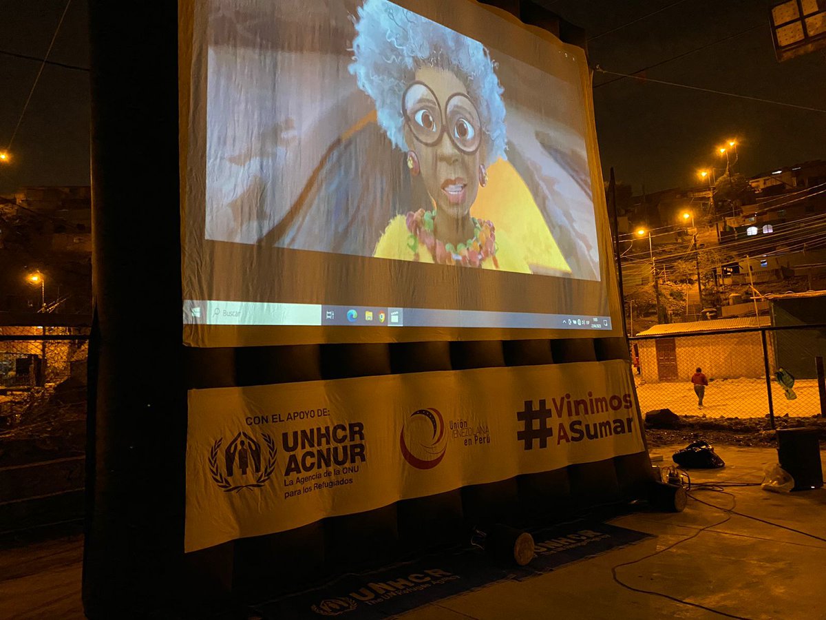 oscarabp's tweet photo. "Cine en tu Barrio" llegó a la populosa comunidad de Pamplona Alta en el distrito de San Juan de Miraflores en Lima. @ACNURPeru y @unionveperu realizan estas actividades de cohesión social impulsando procesos de integración en población venezolana y la de acogida #VinimosASumar https://t.co/GFpKZeykbr