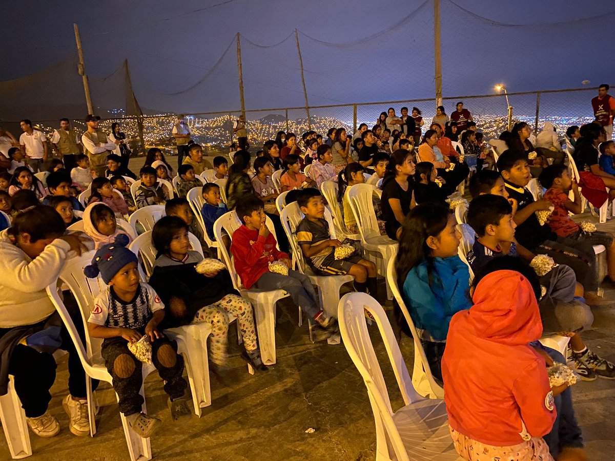 oscarabp's tweet photo. "Cine en tu Barrio" llegó a la populosa comunidad de Pamplona Alta en el distrito de San Juan de Miraflores en Lima. @ACNURPeru y @unionveperu realizan estas actividades de cohesión social impulsando procesos de integración en población venezolana y la de acogida #VinimosASumar https://t.co/GFpKZeykbr