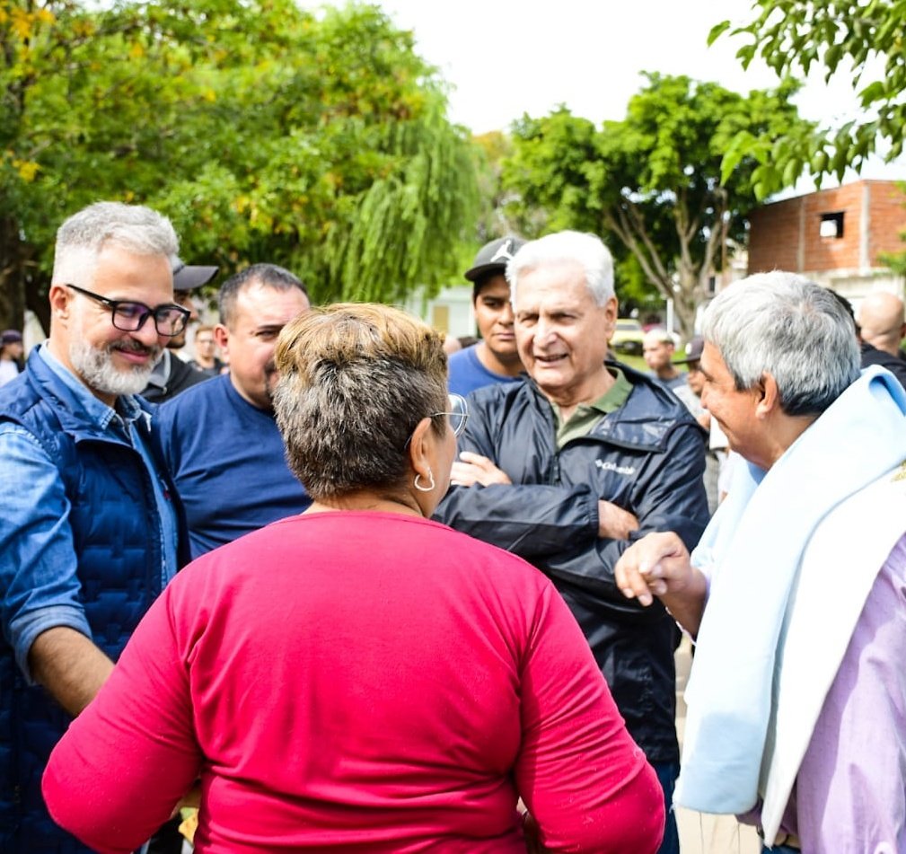 juliosolanas's tweet photo. Hoy junto a #GustavoGuzmán caminamos la querida #Seccional12

Gracias a los vecinos y vecinas por abrirnos la puerta de sus casas.

#TrabajoXParaná https://t.co/r9WFHl3Gns