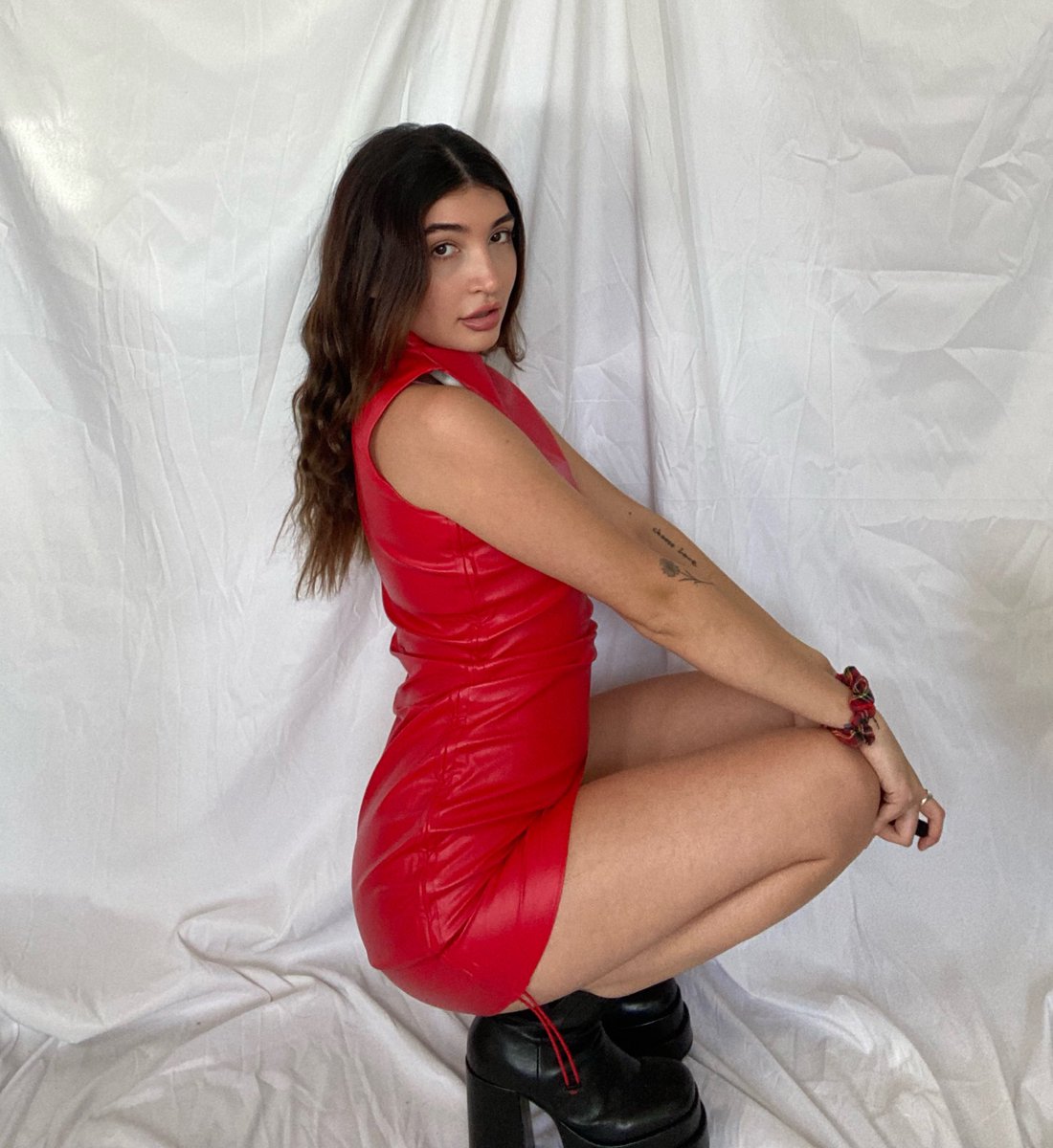 Rosiedomme's tweet photo. How badly do you want me to sit on you? https://t.co/Ga7lv96kW2