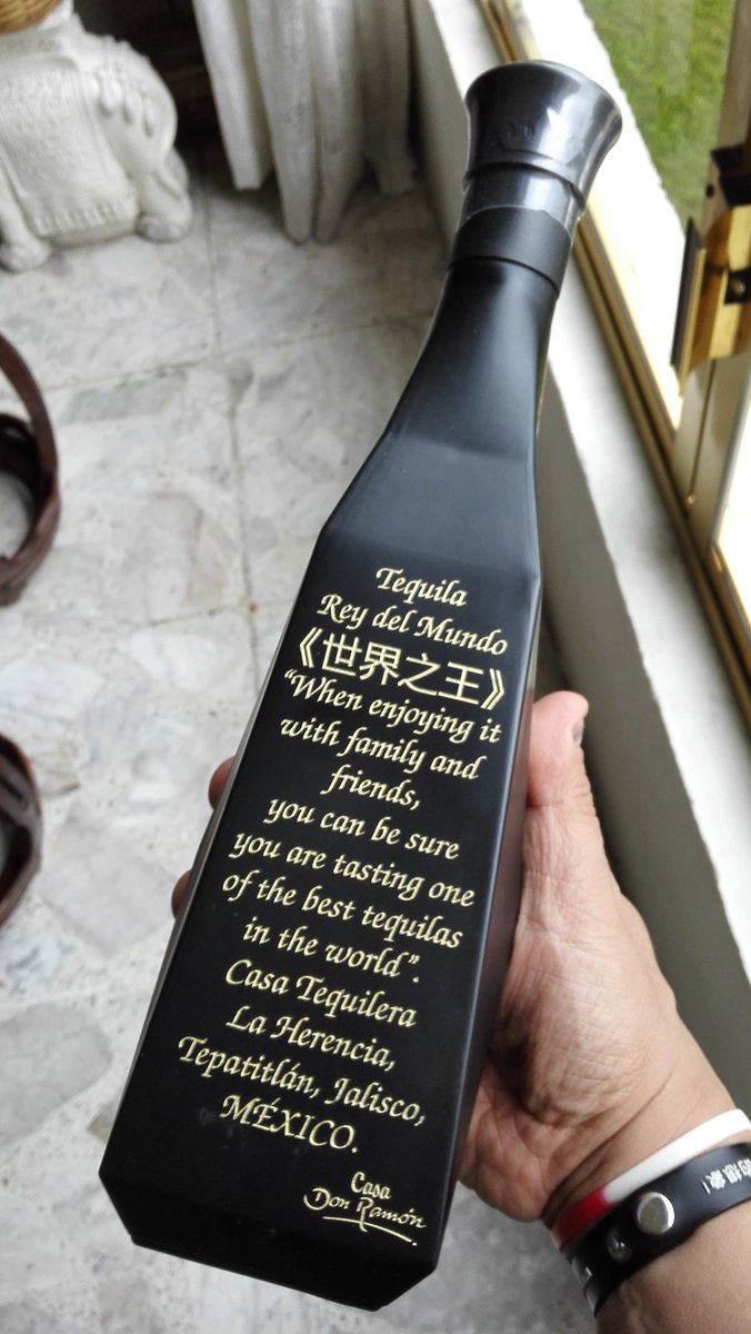 tequilaRDMAsia's tweet photo. botellas de #tequila #ReyDelMundo #personalizadas. 
Un obsequio que te distingue y te agradecen.

Para #pedidosespeciales, mensajes en privado. https://t.co/mPy9RdanXr