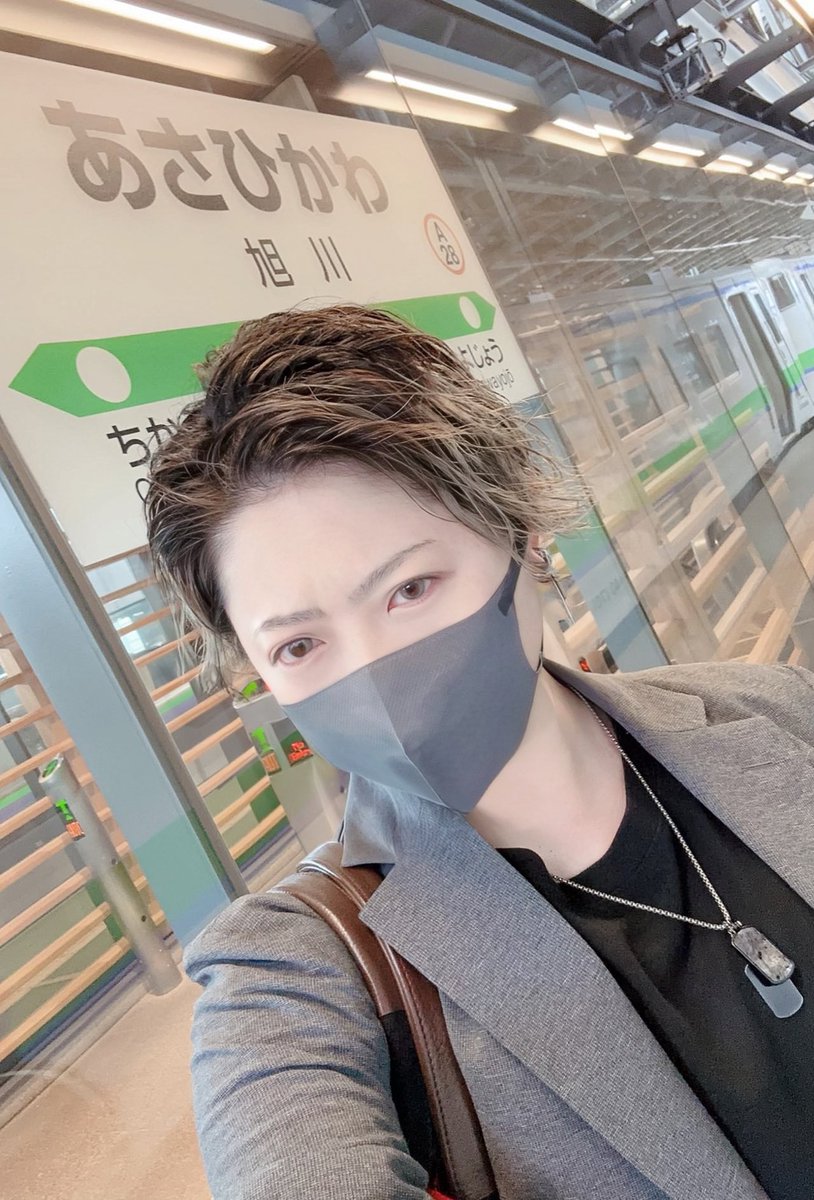 TarouYuuki89's tweet photo. 旭川を予定通り出発しています🚃
洗濯もちゃんとできたよ〜笑
ホテルの朝ごはん時間と合わずに食べられなかったので駅で不思議なホットドッグ?を買ったんだけど旭川名物だった!
しかも中はまさかのごはん!
でもエビフライが入っててめっちゃうまかったよ
#JUNDOG
#ジュンドッグ https://t.co/uDZGBdFpyI
