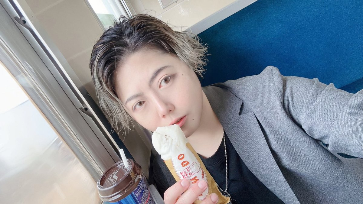 TarouYuuki89's tweet photo. 旭川を予定通り出発しています🚃
洗濯もちゃんとできたよ〜笑
ホテルの朝ごはん時間と合わずに食べられなかったので駅で不思議なホットドッグ?を買ったんだけど旭川名物だった!
しかも中はまさかのごはん!
でもエビフライが入っててめっちゃうまかったよ
#JUNDOG
#ジュンドッグ https://t.co/uDZGBdFpyI