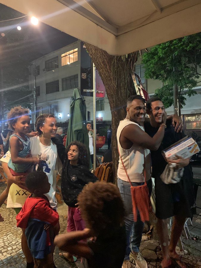 choquei's tweet photo. 🚨FAMOSOS: Domitila e Fred Nicácio tirando fotos com crianças no Rio de Janeiro. #BBB23 https://t.co/2OsGmDq28q