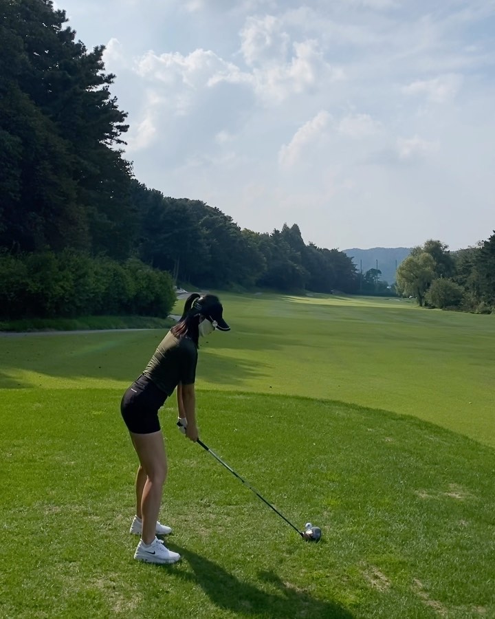 Cxx_un's tweet photo. Golf is not just a sport, it is a way of life🧡🧡
On the court, you can share happiness with your friends, relieve stress, and build trust and friendship👭 https://t.co/s9DrCc31Ja