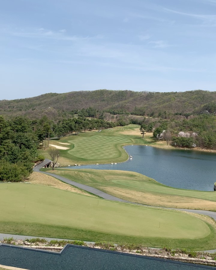 Cxx_un's tweet photo. Golf is not just a sport, it is a way of life🧡🧡
On the court, you can share happiness with your friends, relieve stress, and build trust and friendship👭 https://t.co/s9DrCc31Ja