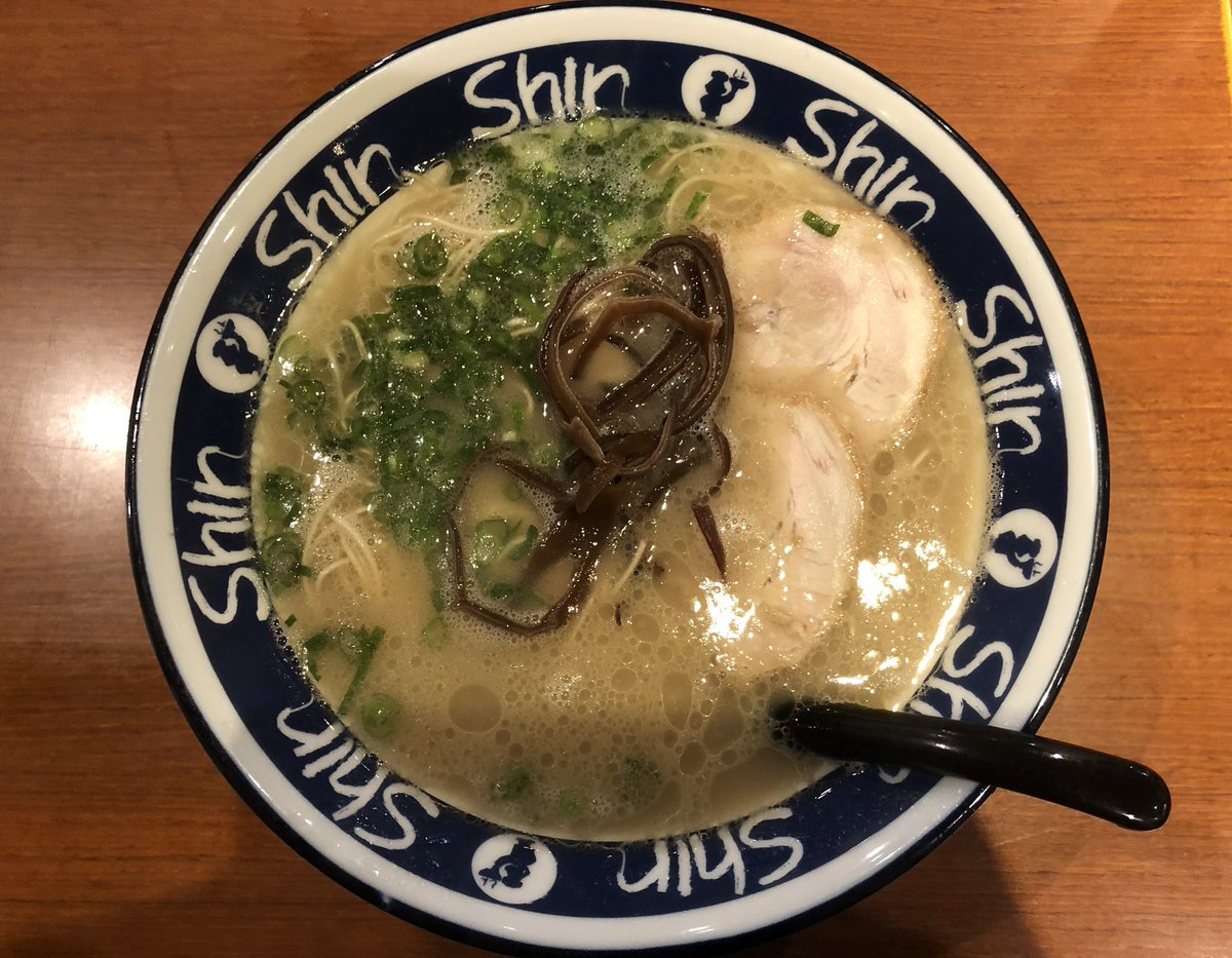 【ShinShin】博多駅の「博多らーめんShinShin」で「博多ShinShinらーめん」を頂きました。あっさりめの豚骨スープですが、バランスいいラーメンですね。美味しく頂きました。