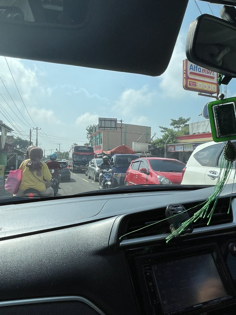 ZUSU4Life's tweet photo. Ini di perempatan cikole. Kl lebaran pasti macet, ditambah tadi ada bus murni mogok di Peni. Gatau dari kapan itu mogoknya. Tolong dong derek tuh bus murni. Aya2 wae lah #banten #polsek https://t.co/lB4Ciaj7ti