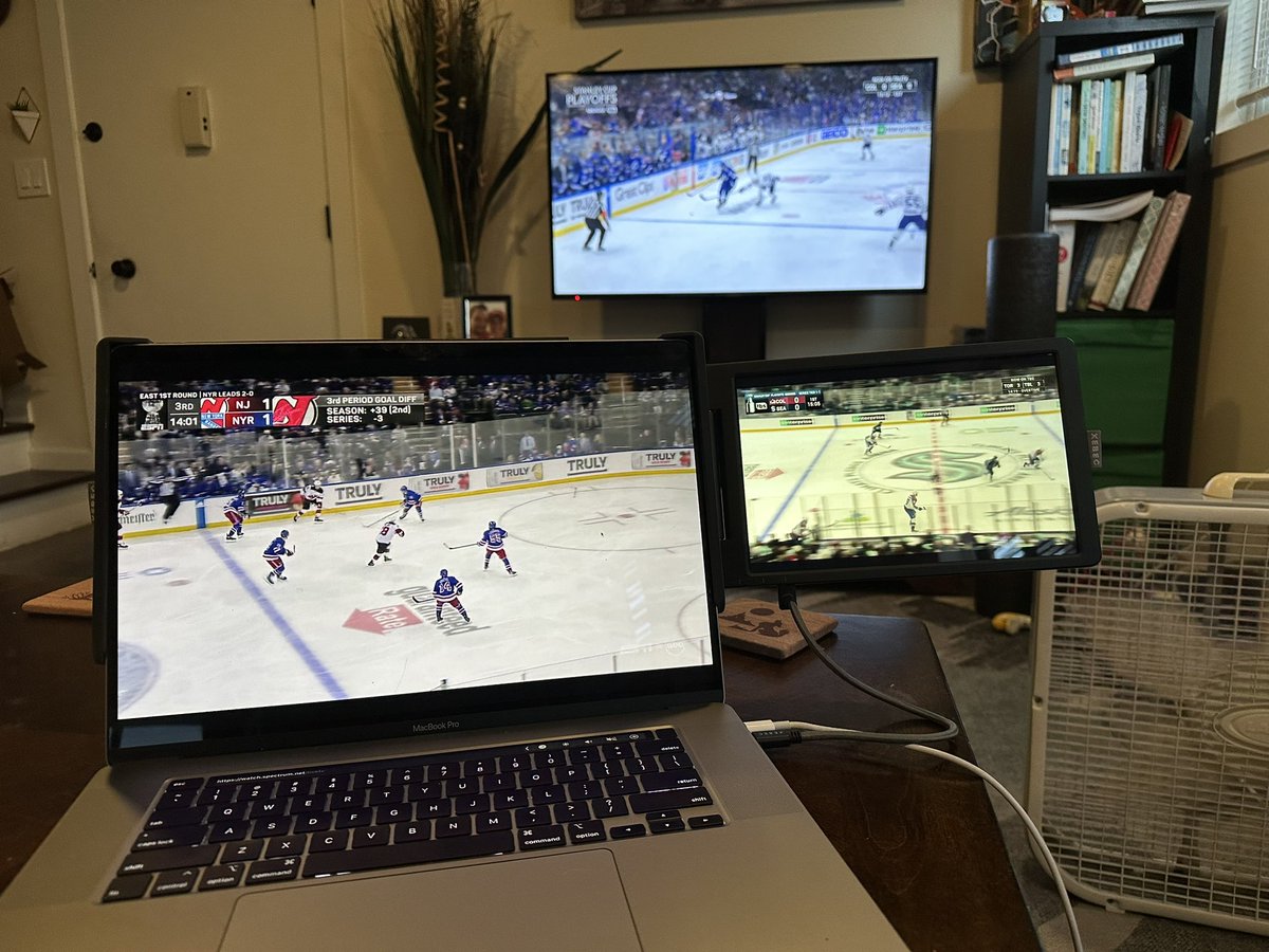 mcskyns's tweet image. #TriScreen time