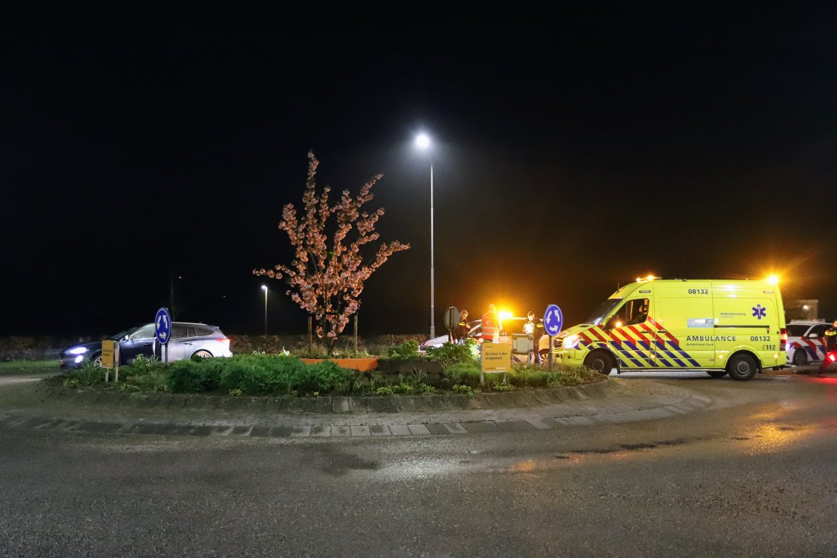 112Nijmegen's tweet photo. Auto crasht tegen lantaarnpaal en rotonde - https://t.co/V23Y1Q9xmh https://t.co/iCfbscmLrd