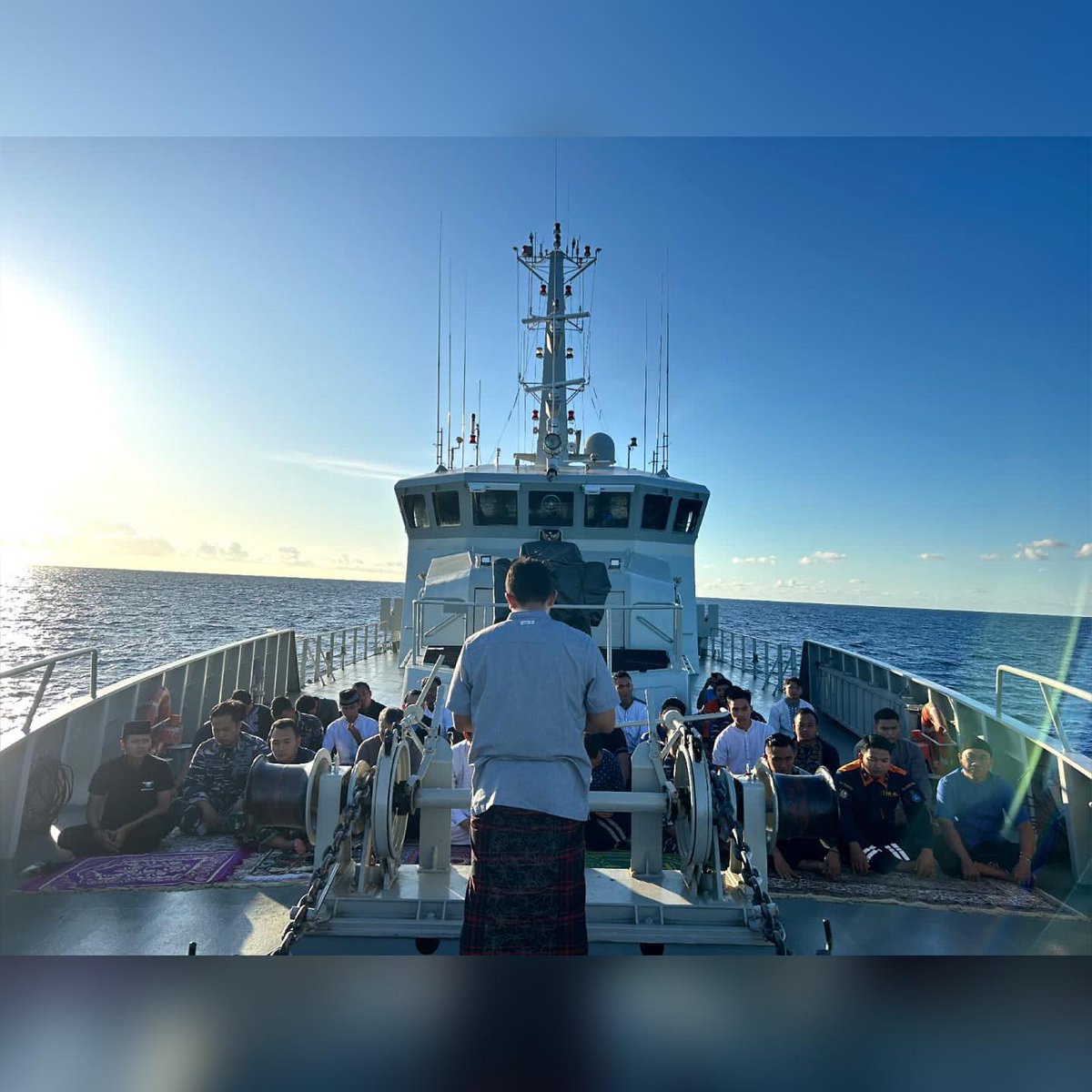 Jatosint's tweet photo. Meanwhile, sailors and soldiers aboard some of Indonesian Navy #TNIAL warships celebrated #EidMubarak2023 at sea during operations:
1-2: Multi-Purpose Research Vessel #MPRV KRI Spica (934)
3-4: Hospital ship KRI dr. Wahidin Sudirohusodo (991)
📸 Pushidrosal & KRI 991 https://t.co/3HVcem7lsY