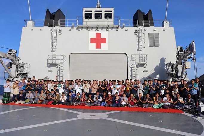 Jatosint's tweet photo. Meanwhile, sailors and soldiers aboard some of Indonesian Navy #TNIAL warships celebrated #EidMubarak2023 at sea during operations:
1-2: Multi-Purpose Research Vessel #MPRV KRI Spica (934)
3-4: Hospital ship KRI dr. Wahidin Sudirohusodo (991)
📸 Pushidrosal & KRI 991 https://t.co/3HVcem7lsY