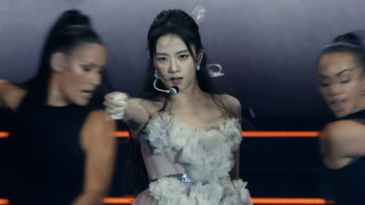 jisoosjpg's tweet photo. JISOO FLOWER AT COACHELLA https://t.co/JVGi0QqgXb
