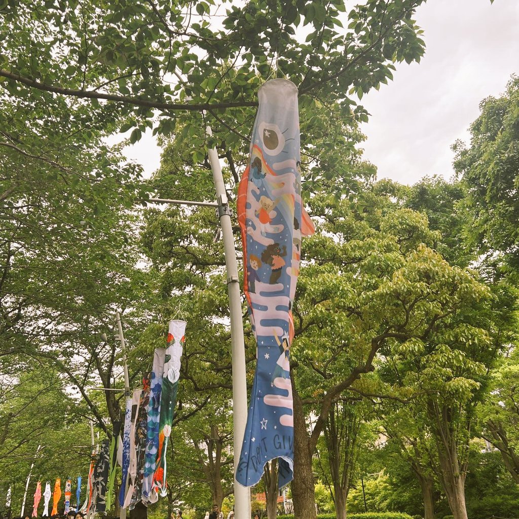 ModEnchantment's tweet image. Grateful to be amongst the group of amazing Mori Hawaii artists for the Koinobori Gallery at Tokyo Midtown Garden.🌸🎏
See all of our amazing designs here:
tokyo-midtown.com/jp/webbook/koi…
*
#hawaiiartist #morihawaii #tokyomidtowngarden #japan #koinoborigallery #ArtistOnTwitter