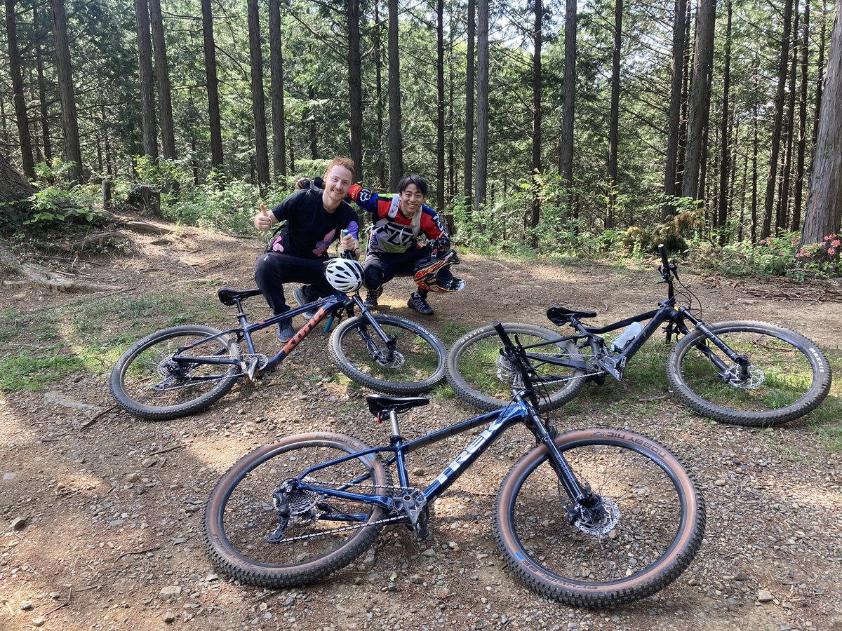 wfr_bot's tweet photo. 昨日、留学生を連れて新歓ランを某トレイルで行いました！
マウンテンバイクでクロスカントリーコースをとても楽しんでくれました！

WFRはまだまだ新規加入者を募集しています！詳しくはTwitterのDMや運営サイトまで！ https://t.co/9GgeNsGfwJ
