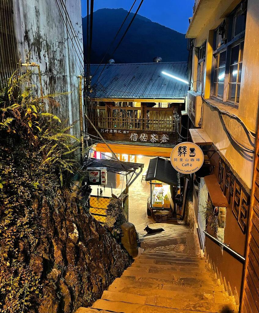 rovinglight's tweet photo. The touristy mountain railway village of Fengqihu (奮起湖) at night, where all the day trippers are gone…

#travel #taiwan #alishan #fengqihu #fengqihuoldstreet #oldstreet #wanderer #rovinglight #shotoniphone https://t.co/bQqLwkDMBo https://t.co/9HLkaI5Umd