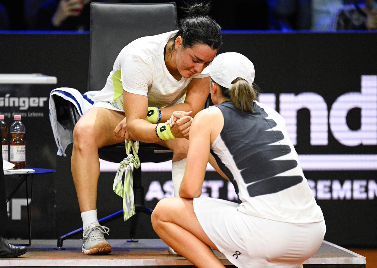 CGTNSportsScene's tweet image. The #PorscheTennis semis between #IgaSwiatek &amp;amp; Ons Jabeur ended prematurely after the 3rd seed was forced to retire 3-0 down due to a left calf injury

The top seed to face Aryna Sabalenka in a rematch of the 2022 edition's final

#TeamSwiatek #1GA @IgaSwiatek_News @IgaSwi_France