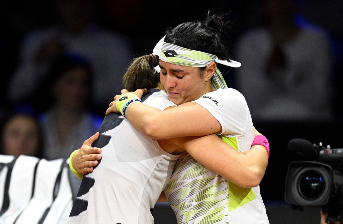 CGTNSportsScene's tweet image. The #PorscheTennis semis between #IgaSwiatek &amp;amp; Ons Jabeur ended prematurely after the 3rd seed was forced to retire 3-0 down due to a left calf injury

The top seed to face Aryna Sabalenka in a rematch of the 2022 edition's final

#TeamSwiatek #1GA @IgaSwiatek_News @IgaSwi_France