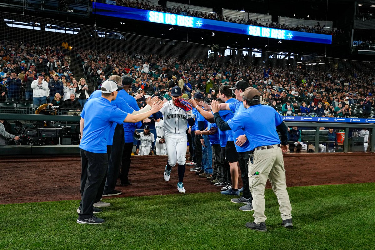 TMobilePark's tweet image. A huge thank you goes out to the members of the @BoeingWA Veterans Engagement Team for greeting the squad as they took the field today 🙌