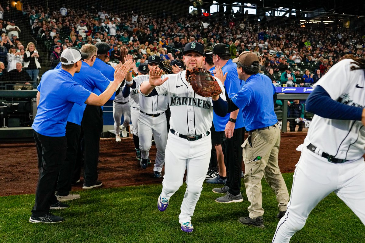 TMobilePark's tweet image. A huge thank you goes out to the members of the @BoeingWA Veterans Engagement Team for greeting the squad as they took the field today 🙌