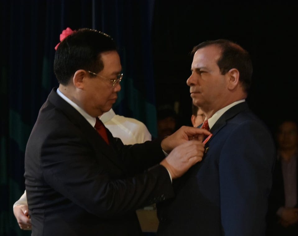 Honor extraordinario y compromiso militante recibir La Orden de la Solidaridad impuesta por el Presidente de la Asamblea Nacional de Viet Nam.
#Cuba #Vietnam