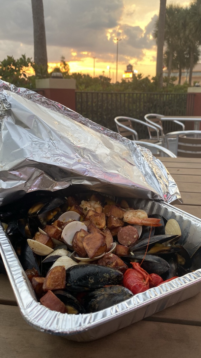 This seafood boil is the perfect way to spice up any dinner party 🔥🎉 #DinnerParty #SeafoodSpice #EntertainingAtHome #GoodTimes #FoodieFriends