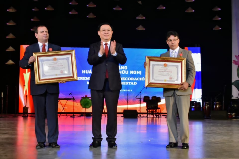 Con orgullo recibo del Presidente de la Asamblea Nacional de Viet Nam la Orden de la Solidaridad entregada al Instituto Cubano de Amistad con los Pueblos (ICAP).
#Cuba #VietNam