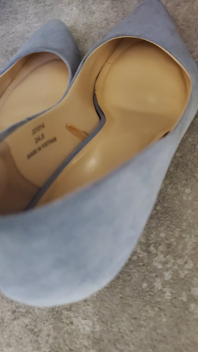 heelslov's tweet photo. 30代　人妻　元秘書さん
机の下に置いて帰ってた
臭いは薄いけどちょっと香水と
汗の臭いが混ざりドキドキ❤️ https://t.co/Y6ASO7Pd9o