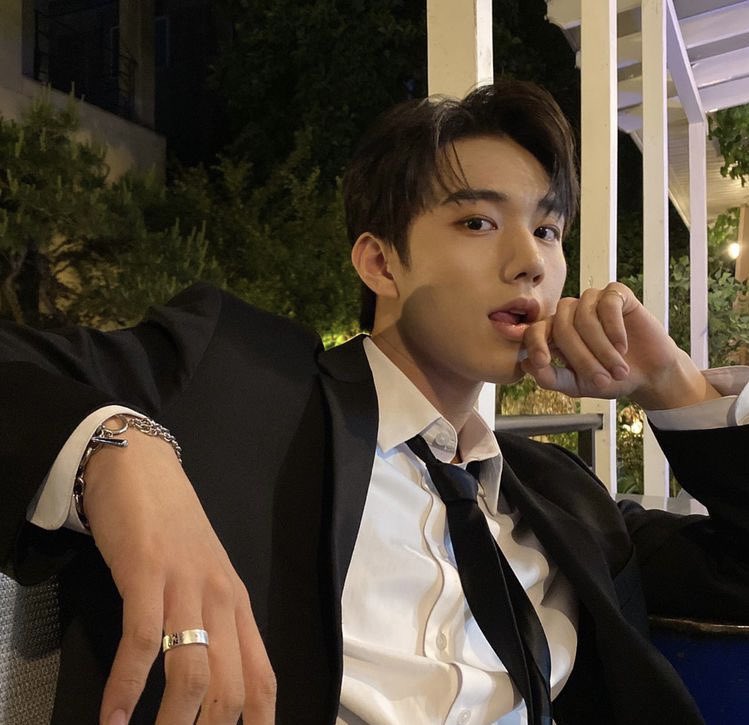 wonrrrano's tweet image. “put four of your biases from different kpop groups &amp;amp; let your moots tell you what it says about you” 

TELL ME 🤓🤓