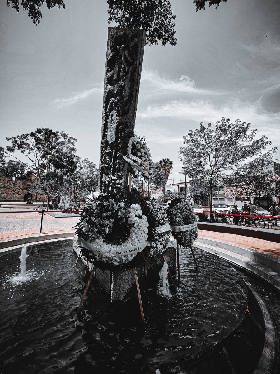 ILianaAlba's tweet photo. Aquellos que amamos nunca pueden estar más lejos que a un pensamiento de distancia. Mientras que exista un recuerdo de ellos, vivirán por siempre en nuestros corazones.
📸 @CamaraPersp👈🏽 #FolloUs
#Analco #portrait #Photography #memory #remembrance #TodaysPhotography #PhotoOfDay #FotoDelDía #22DeAbril