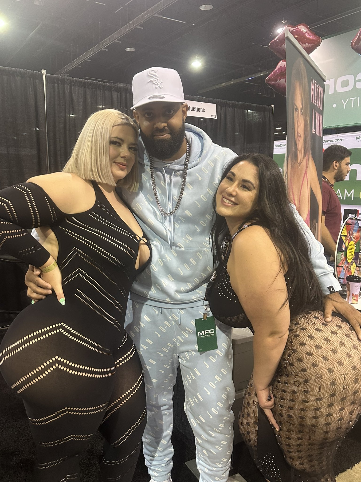 Lord Ozunu on X: Had the most fun with @_mythiccal although she said I was  being shy 🥺🤣. Then got surprised seeing @mysticbeingg at the same booth  😩! Best booth of the