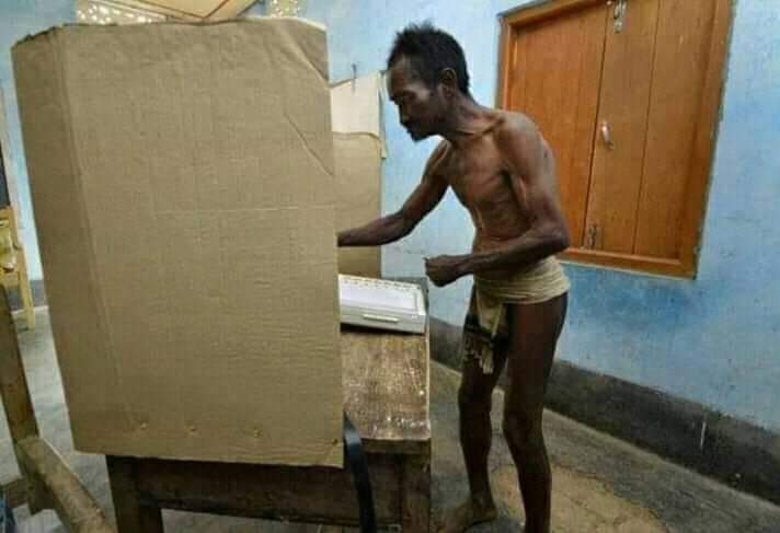 लोकतंत्र के पर्व में यह तस्वीर अगर आपकी आंखों में पानी आनेका एहसास नहीं, कराती तो आप इंसान नही है। 
वोट कीजिए उस ताकत के खिलाफ जो संविधान जलाने वालो को संरक्षण देती है। 
वोट कीदिए उल नफरत के खिलाफ जो जहर बनकर समाज को बाँटने पप तुली है।

#जयभीम #जय_संविधान #जय_भारत 
#जय_लोकतंत्र