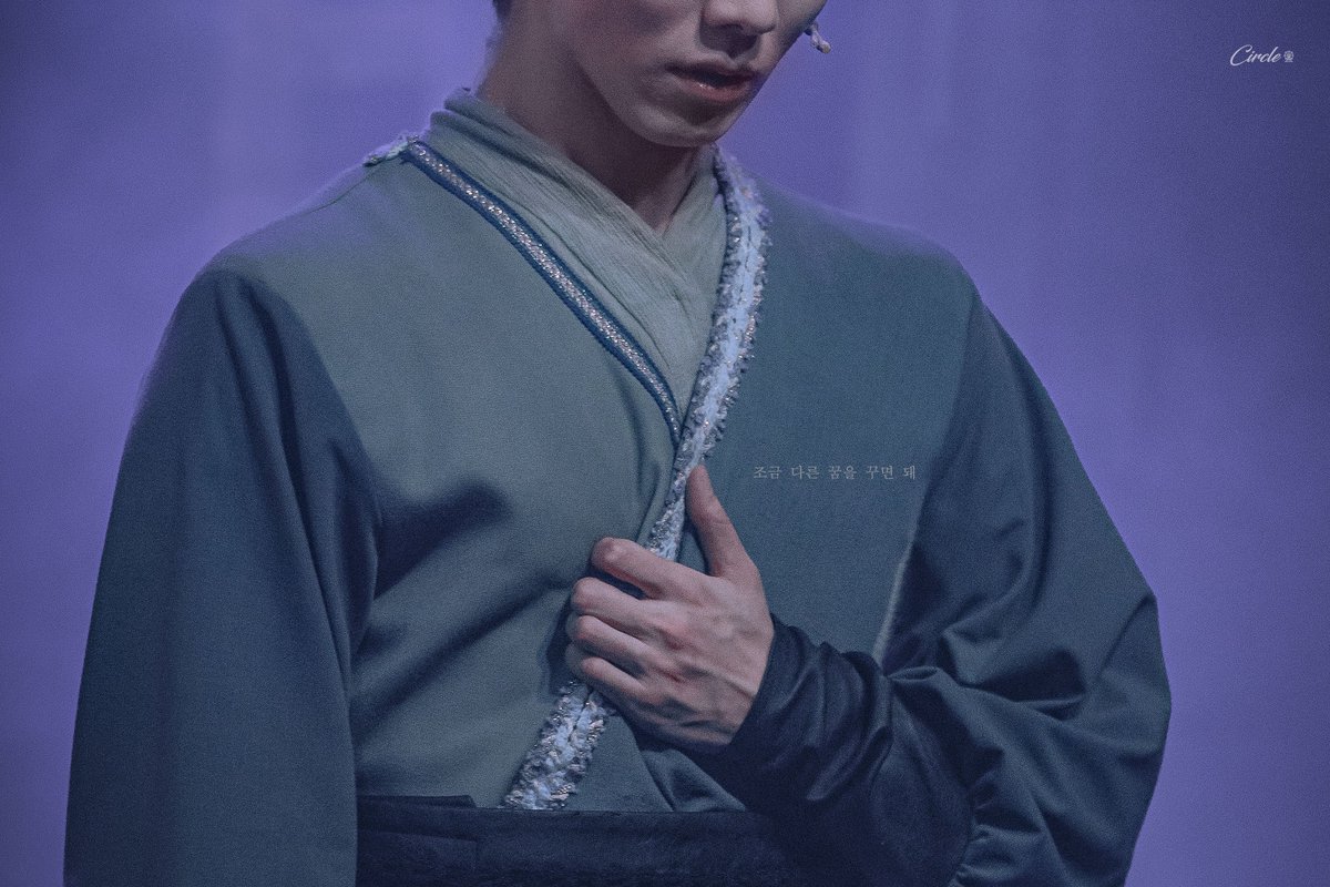 Circle__ym's tweet photo. 230416 밤공 뮤지컬 결투

스페셜 커튼콜
<도화주에 취해 Rep.>

천천 役 ㅣ #김민범 배우님 https://t.co/9Ez0EjqQTa