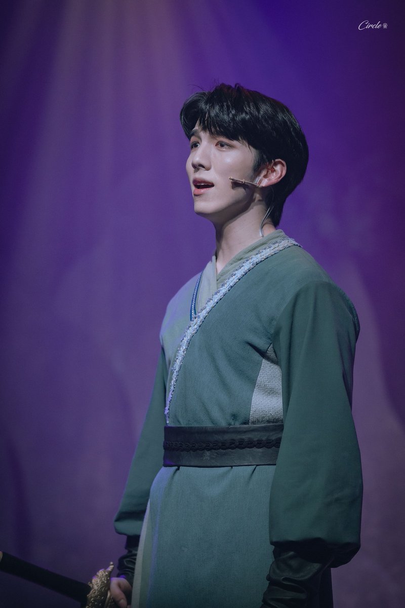 Circle__ym's tweet photo. 230416 밤공 뮤지컬 결투

스페셜 커튼콜
<도화주에 취해 Rep.>

천천 役 ㅣ #김민범 배우님

' 조금 다른 꿈을 꾸는 것 
  그게 내 꿈이야  ' https://t.co/2akodIwOdi