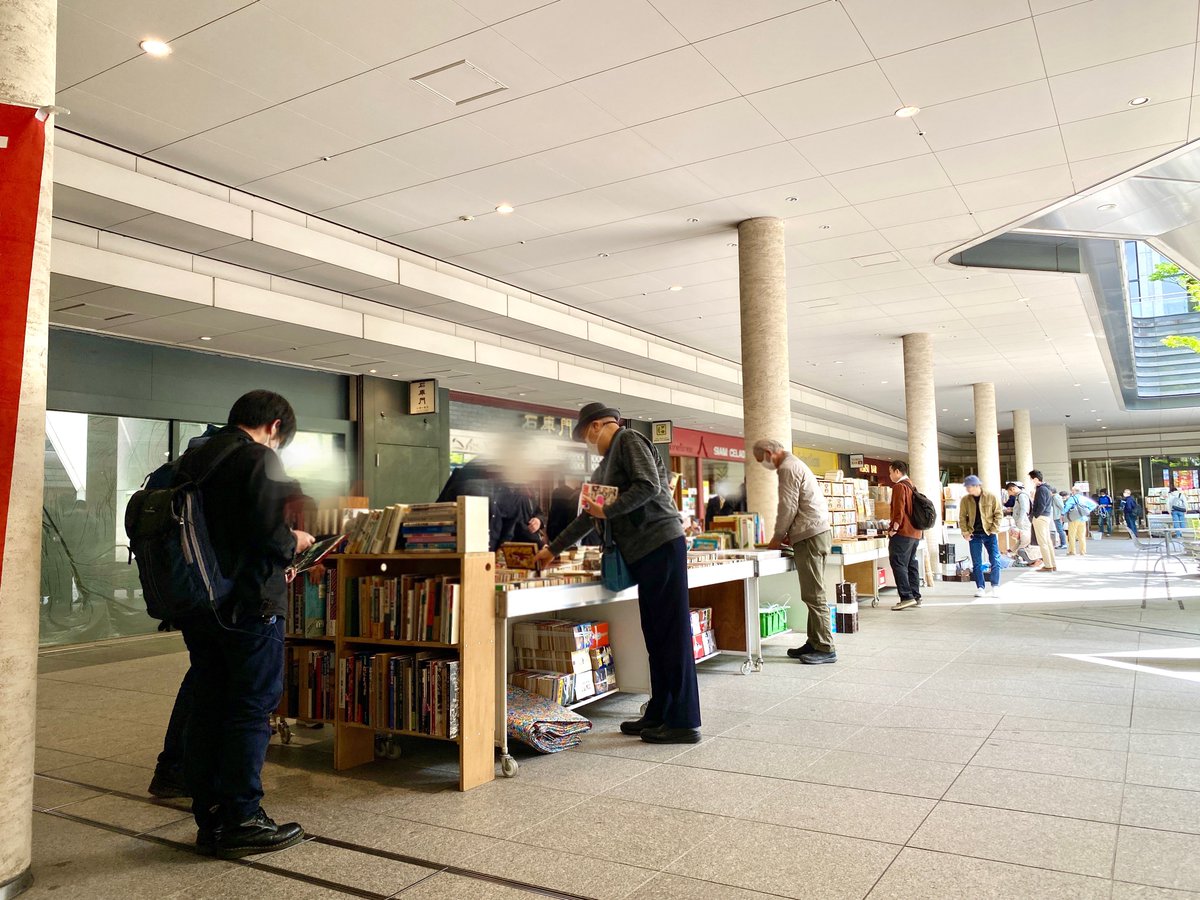 ochanavi's tweet photo. 『御茶ノ水ソラシティ古本市』(@koshoichi)が御茶ノ水ソラシティプラザにて本日4/23(日)よりスタート！皆様のお越しをお待ちしております📚4/30(日)まで。
開催時間は11:00-19:00(4/30は17:00まで)
屋根があるので雨でも大丈夫です🙆🏻‍♀️
#古本市 #古書店 #御茶ノ水 https://t.co/LDgyUtQoiQ