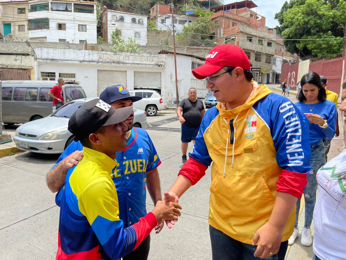 hugochavezteran's tweet photo. 22Abr || Junto a mi hermano #MarioCastillo @JuventudPSUV Acompañamos las Asambleas del proceso de territorialización de las estructuras de la JPSUV Estado La Guaira, en las UBCHs de las Parroquias Urimare y Catia la Mar. #JuventudVictoriosa✊🏽🇻🇪 @NicolasMaduro @Grecia_Jpsuv https://t.co/LsP404UuAQ