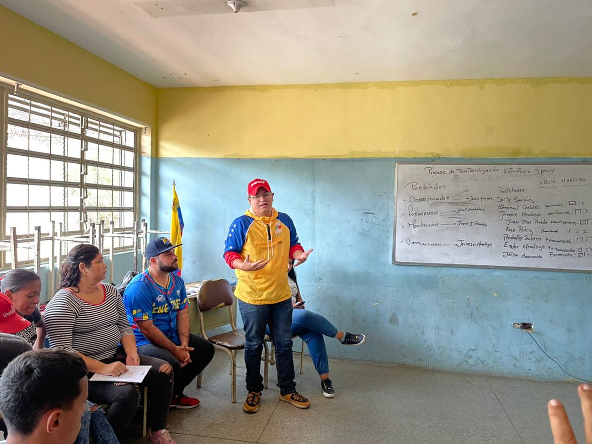 hugochavezteran's tweet photo. 22Abr || Junto a mi hermano #MarioCastillo @JuventudPSUV Acompañamos las Asambleas del proceso de territorialización de las estructuras de la JPSUV Estado La Guaira, en las UBCHs de las Parroquias Urimare y Catia la Mar. #JuventudVictoriosa✊🏽🇻🇪 @NicolasMaduro @Grecia_Jpsuv https://t.co/LsP404UuAQ