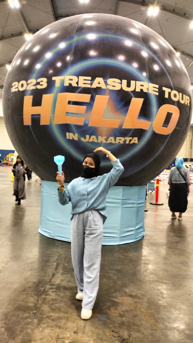 _treasuremaker's tweet photo. 1st time attenting a concert. gladly it's Treasure concert, I promise will come to Treasure's concert againnn with no regret!
#TEUMES #TEUME #TREASURE #HELLOINJKT @treasuremembers #TEULIGHT https://t.co/xCwPFYHDRK