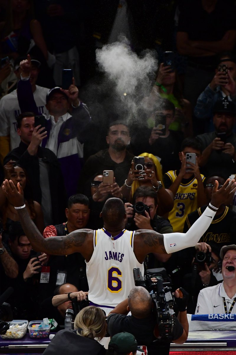 NBALatam's tweet photo. 𝐿𝑜𝑠 𝑐𝑙𝑎́𝑠𝑖𝑐𝑜𝑠 𝑛𝑢𝑛𝑐𝑎 𝑝𝑎𝑠𝑎𝑛 𝑑𝑒 𝑚𝑜𝑑𝑎 👑 https://t.co/GRurcCGbFe