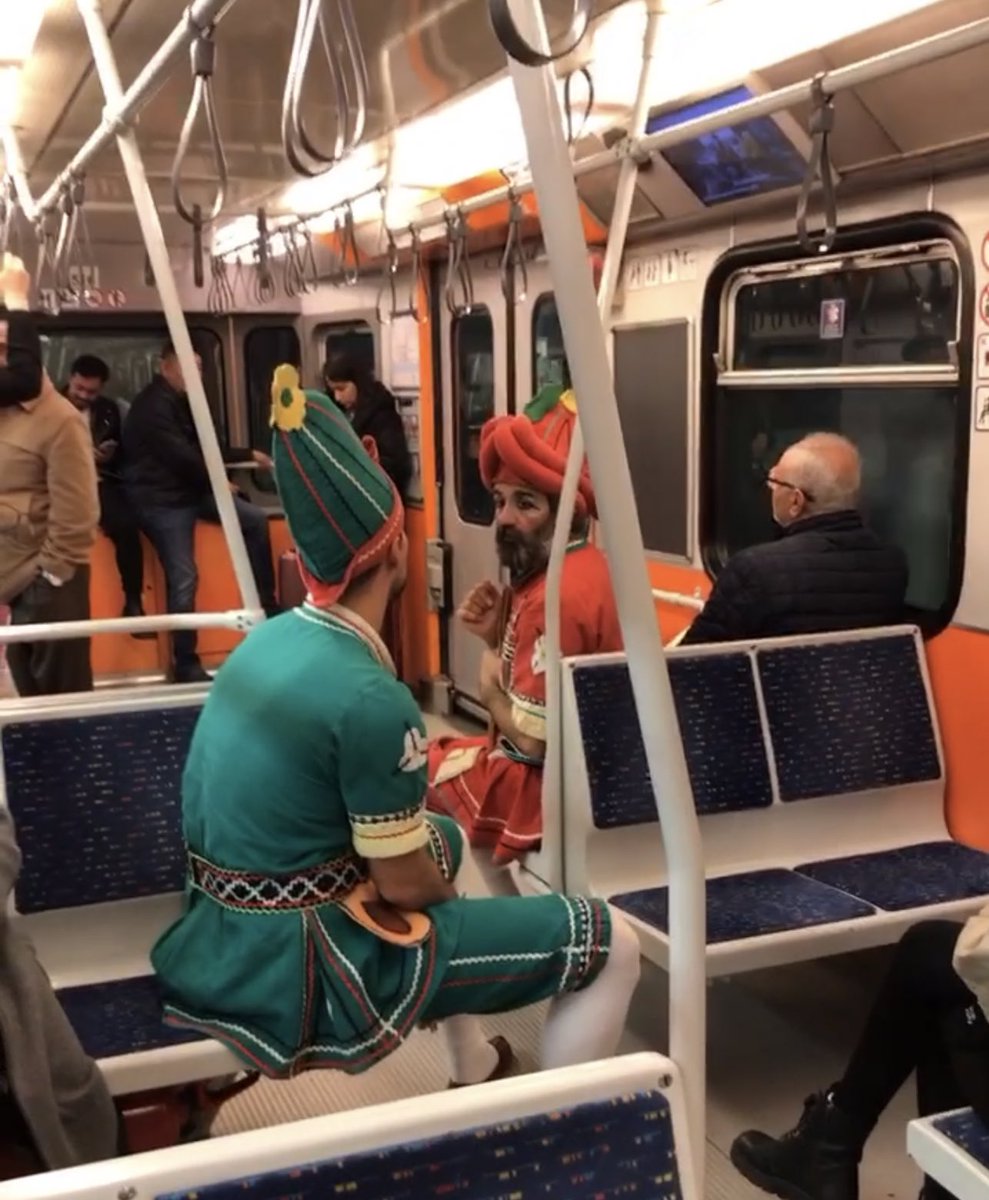 Metroya hacivat karagöz binmiş diyorum heyyyy. Vatandaş bıkmış.