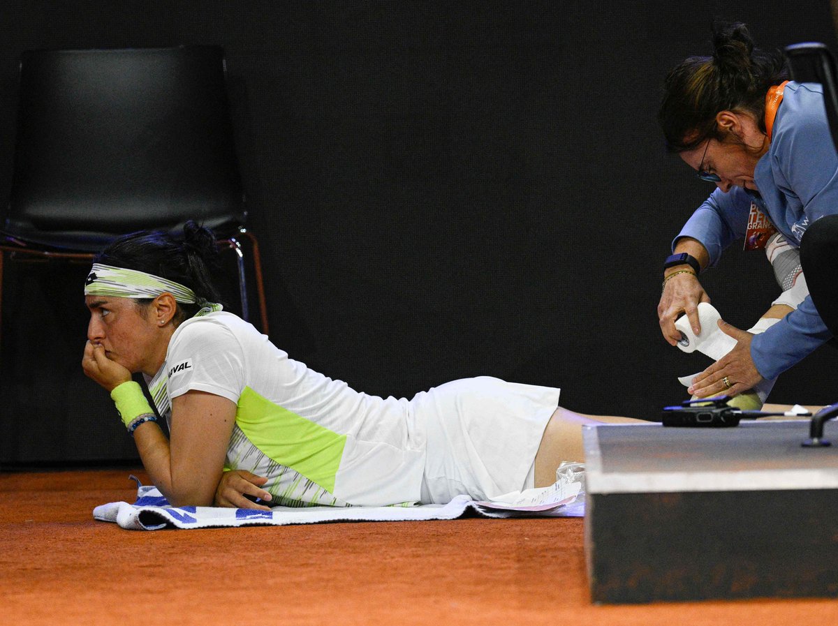 CGTNSportsScene's tweet image. The #PorscheTennis semis between #IgaSwiatek &amp;amp; Ons Jabeur ended prematurely after the 3rd seed was forced to retire 3-0 down due to a left calf injury

The top seed to face Aryna Sabalenka in a rematch of the 2022 edition's final

#TeamSwiatek #1GA @IgaSwiatek_News @IgaSwi_France