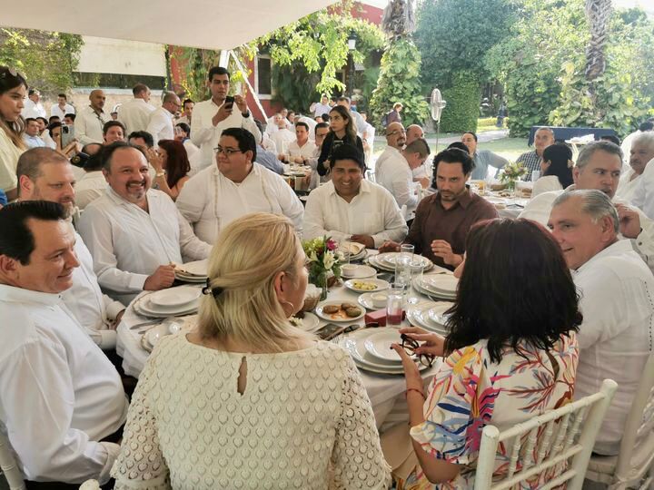 Gran parte de esa mesa son los perfiles que, desde distintos partidos, han detentado el poder en Yucatán. Son ejemplos de manual de la devaluada clase política tradicional en el estado. Ahora resulta que "la oposición", la "alternancia", sería votar por ellos desde otro partido.