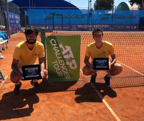 Not_Esportivas's tweet photo. ATP Challenger!
Parabéns aos duplistas campeões, os franceses Titouan Droguet e o seu compatriota Dan Added que conquistaram o @ATPChallenger de Roseto Degli Abruzzi na Itália.
#ATPChallenger #Tennis #TitouanDroguet #DanAdded #rosetodegliabuzzi https://t.co/KzhnluBJTa