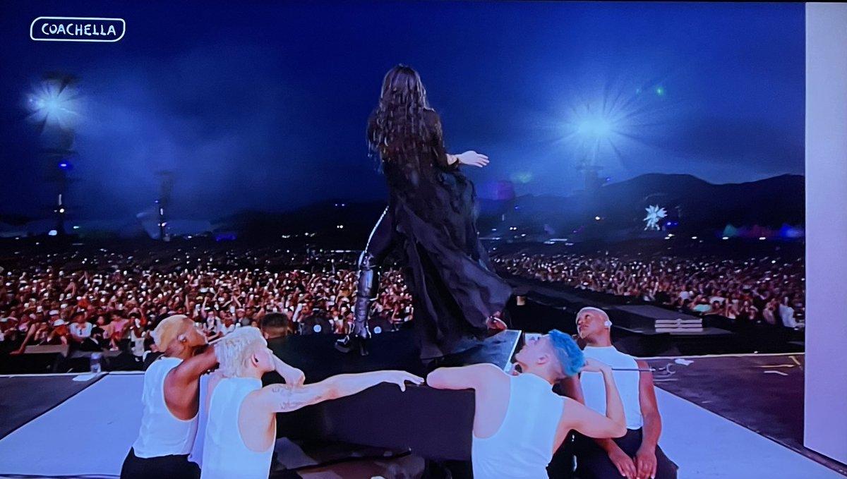 romyglazer's tweet photo. Easily the best performer in music right now. @rosalia https://t.co/3PAyBtk22n