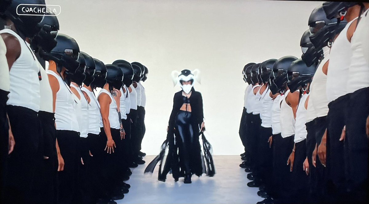 romyglazer's tweet photo. Easily the best performer in music right now. @rosalia https://t.co/3PAyBtk22n