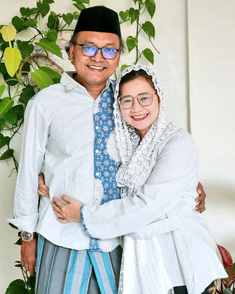 GunRomli's tweet photo. Pasangan LGBT merayakan Lebaran 

*LGBT (Laki Gelap Bini Terang) 😆😂🤣🙏🙏🙏 https://t.co/kjEw4XulfD