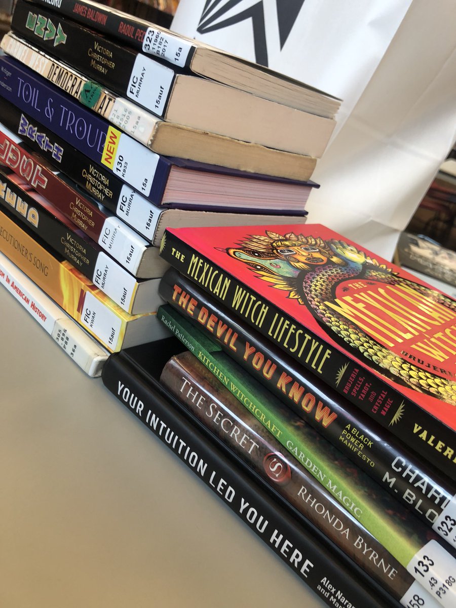 bigbodybenz317's tweet photo. What y’all been reading lately? #bookworm #readingrainbow ☺️ #thedevilyouknow https://t.co/8dnJgmGI4j