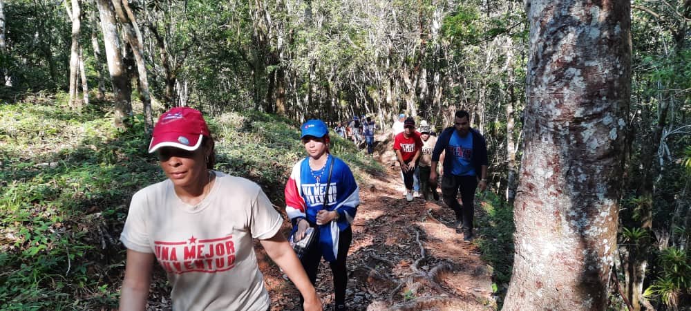 AylinAlvarezG's tweet photo. Qué sería de mi #Cuba, si como algunos dicen, la juventud estuviera perdida, ausente; pero no lo está, sigue viva, activa y vencedora como su pueblo. Los enormes desafíos vividos en los últimos años así lo demuestran. #UnaMejorJuventud @DiazCanelB @DrRobertoMOjeda @UJCdeCuba https://t.co/eqlt6QKzrm